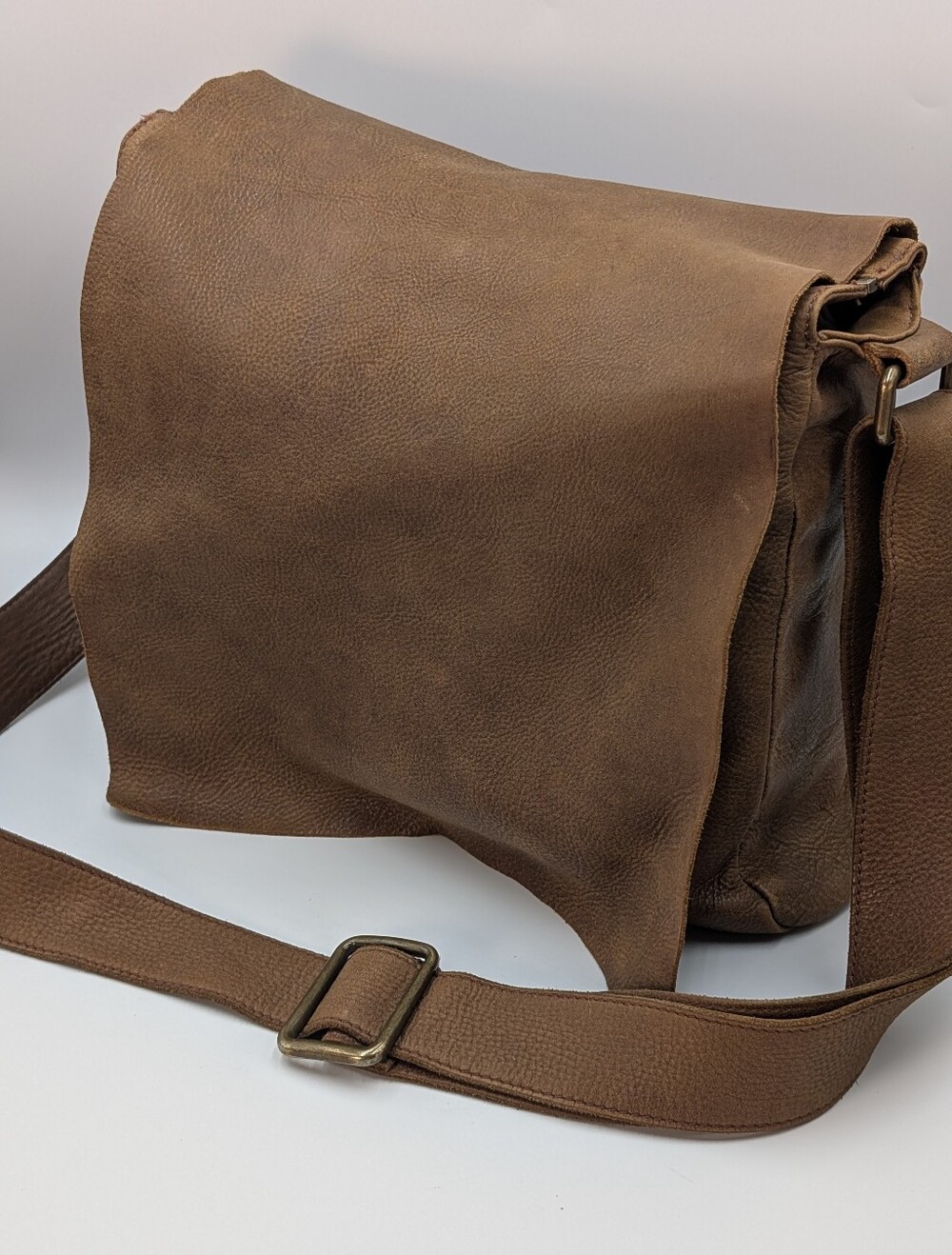 Roots Brown Tribe Africa Leather Messenger Bag for Men